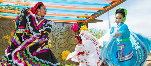 Dancers performing at Día del Niño
